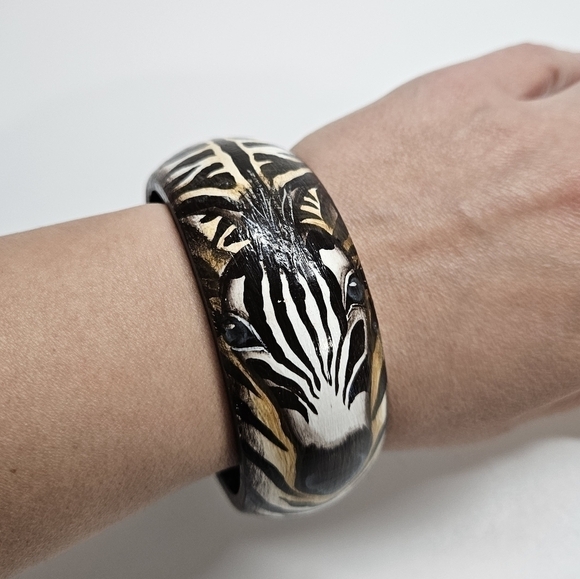 VINTAGE Hand-Painted Wrap Around Zebra Wooden Wood Bangle Bracelet Clairey - Picture 1 of 7